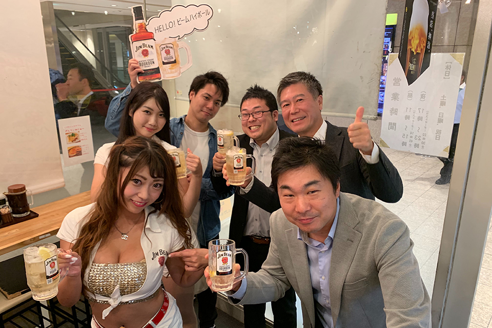 とんかつまるや／HELLO!ビームハイボール”。イベントで年に数回ジムビームガールがやってきたりします