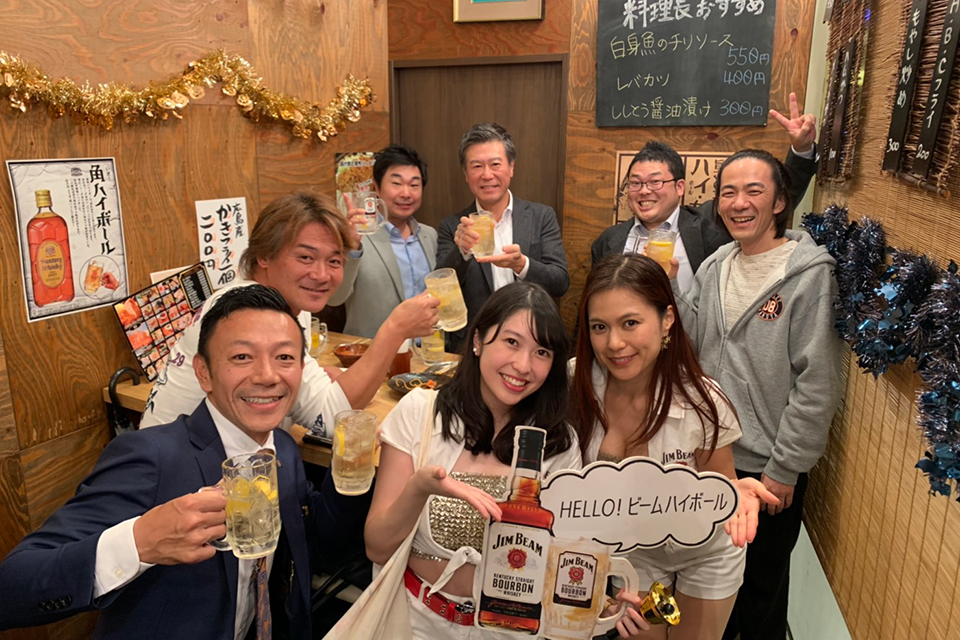 とんかつまるや／HELLO!ビームハイボール”。イベントで年に数回ジムビームガールがやってきたりします